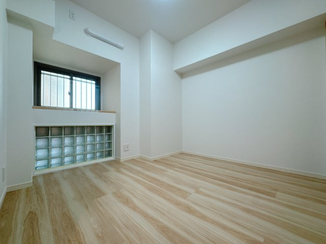 【洋室】 | ロワールマンション福間☆仲介手数料無料☆ | たとえ。小さかろうとやっぱり窓のある・なしは大きく違うもの。あるんです。窓。差し込む光はちゃんと朝を教えてくれるみたいです。