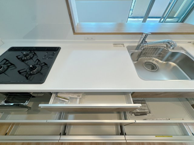 【キッチン】 | ロワールマンション福間☆仲介手数料無料☆ | 収納豊富なシステムキッチンは、シンクしたの収納が開くのもいいですね♪お料理楽しんでください♪