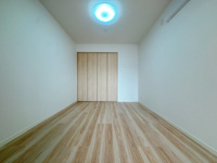 【洋室】 | ロワールマンション福間☆仲介手数料無料☆ | 可動間仕切りは、ときに広く使ったり、区切って使ったりと選ぶ自由が持てるんです♪リビングと一体で使うともっと広々♪