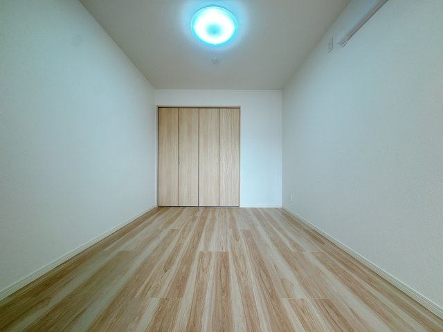 【洋室】 | ロワールマンション福間☆仲介手数料無料☆ | 可動間仕切りは、ときに広く使ったり、区切って使ったりと選ぶ自由が持てるんです♪リビングと一体で使うともっと広々♪