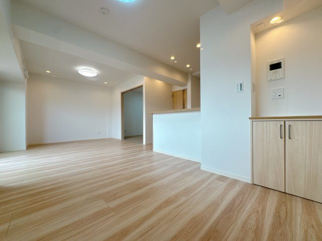 【居間・リビング】 | ロワールマンション福間☆仲介手数料無料☆ | 笑い声だったり、楽し気なコミュニケーションって空間が大きく影響する。この空間はそいういうの生みそうじゃないですか？