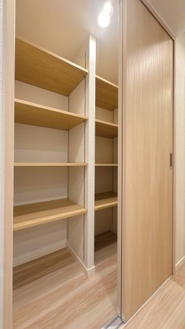 【収納】 | ロワールマンション福間☆仲介手数料無料☆ | ふとしたスペースに、活かされた収納。生活を支えるのはこんな気遣い。
