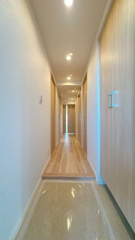 【玄関】 | ロワールマンション福間☆仲介手数料無料☆ | 玄関は光沢のある床材で、汚れもとても落としやすい。こういうちょっとした気遣いが長く住むと効いてくるんです。