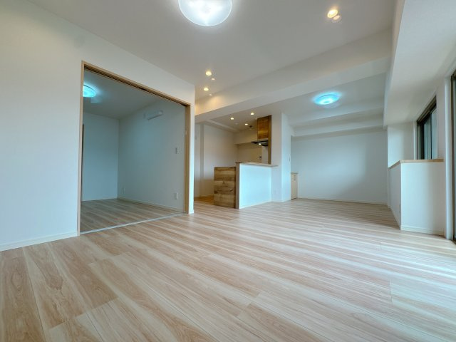 【居間・リビング】 | ロワールマンション福間☆仲介手数料無料☆ | 機能性とデザイン性を両立させた、リノベーション物件ならではの素敵な室内。実際に見てみるとそれがよく分かります♪