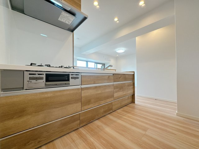 【キッチン】 | ロワールマンション福間☆仲介手数料無料☆ | 機能性とデザイン性を両立させた、リノベーション物件ならではの素敵なキッチン。立ってみるとそれがよく分かります♪