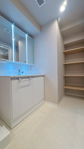 【独立洗面台】 | ロワールマンション福間☆仲介手数料無料☆ | 脱衣所にある収納が、十分だなって思える物件は少ないけど、これならバスタオルたくさん置いても大丈夫♪