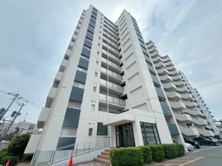 【外観】 | 青空にも夕焼けにも映える、そんなたたずまい。ここで新生活スタートさせてみませんか♪