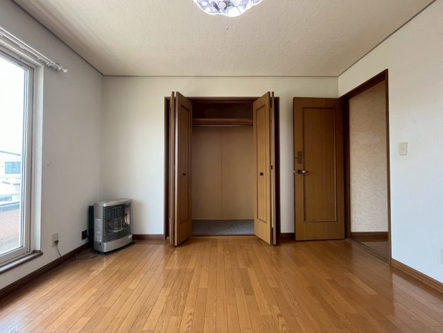 中古住宅　帯広市緑ヶ丘2条通4丁目の洋室