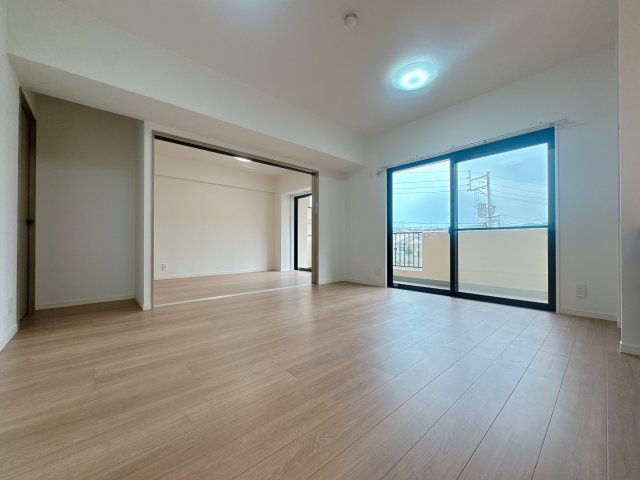 【洋室】 | ベルヴィ香椎壱番館☆仲介手数料無料☆ | ふとのぞく、窓からの景色にホッとする。窓はときに、いろんな表情をみせます。