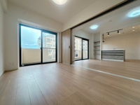 【洋室】 | ベルヴィ香椎壱番館☆仲介手数料無料☆ | 可動間仕切りは、ときに広く使ったり、区切って使ったりと選ぶ自由が持てるんです♪リビングと一体で使うともっと広々♪