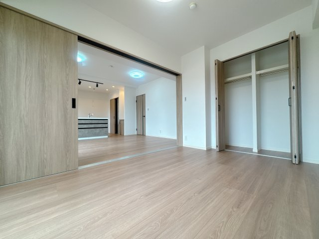 【洋室】 | ベルヴィ香椎壱番館☆仲介手数料無料☆ | バルコニーに面したお部屋、差し込む光で白いクロスが眩しいです！