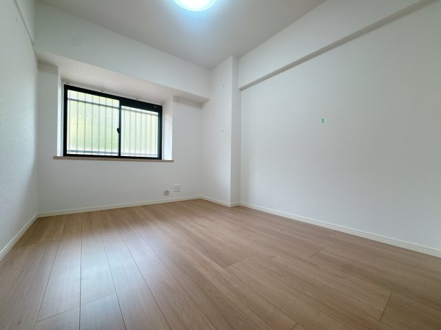 【洋室】 | ベルヴィ香椎壱番館☆仲介手数料無料☆ | たとえ。小さかろうとやっぱり窓のある・なしは大きく違うもの。あるんです。窓。差し込む光はちゃんと朝を教えてくれるみたいです。