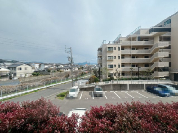 【展望】 | ベルヴィ香椎壱番館☆仲介手数料無料☆ | なかなかいい眺めですね。目の前に高いビルは嫌だけど、あれくらい離れて見えるビルやマンションは、構造を美しく思うし、夜はまた別の良さを見せてくれます♪