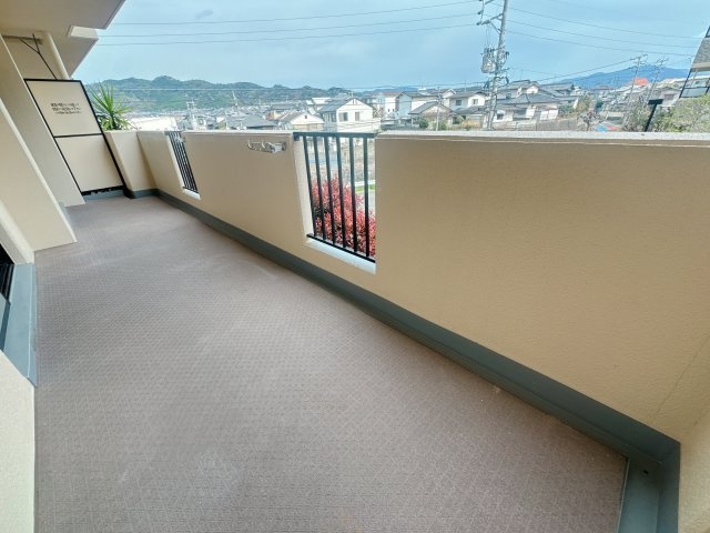 【バルコニー】 | ベルヴィ香椎壱番館☆仲介手数料無料☆ | バルコニーは日当たりが一番！それでいうならこの物件は大合格です。