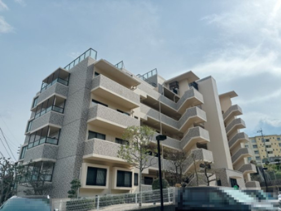 【外観】 | ベルヴィ香椎壱番館☆仲介手数料無料☆ | 青空にも夕焼けにも映える、そんなたたずまい。ここで新生活スタートさせてみませんか♪