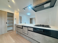 【キッチン】 | ベルヴィ香椎壱番館☆仲介手数料無料☆ | 機能性とデザイン性を両立させた、リノベーション物件ならではの素敵なキッチン。立ってみるとそれがよく分かります♪