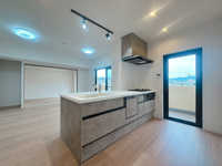 【居間・リビング】 | ベルヴィ香椎壱番館☆仲介手数料無料☆ | 柔らかな光と風が入り込むこの場所を、家族の笑顔と笑い声で満たせば、そのとき初めてこの空間は完成するんです。