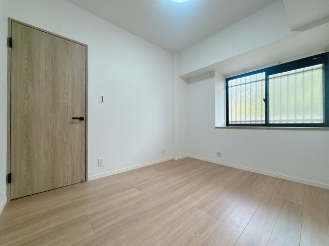 【洋室】 | ベルヴィ香椎壱番館☆仲介手数料無料☆ | ここは子供部屋にどうですか？明るいお部屋は勉強もはかどるね！