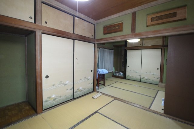 小山市羽川の和室|2部屋続きの和室は、来客時の客間や家族のくつろぎスペースなど、使い方いろいろ。ふすまで仕切れば個室としても利用でき、ライフスタイルに合わせた柔軟な使い方が可能です。