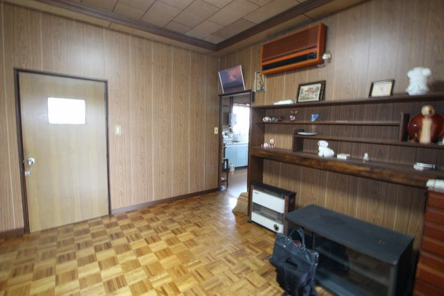 小山市羽川の洋室|家の中心にある8帖の洋室は、レトロな棚と木目の壁が印象的。本や雑貨を並べて趣味を楽しむ空間にもぴったりで、住まいの中に“自分らしい一角”をつくれます。