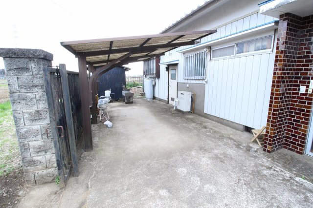 小山市羽川の駐車場|玄関横には屋根付きの駐車スペースあり。雨の日でも乗り降りしやすく、日常使いに便利な動線です。軽自動車1台分のスペースが確保されており、お客様の車の一時駐車にも対応できます。