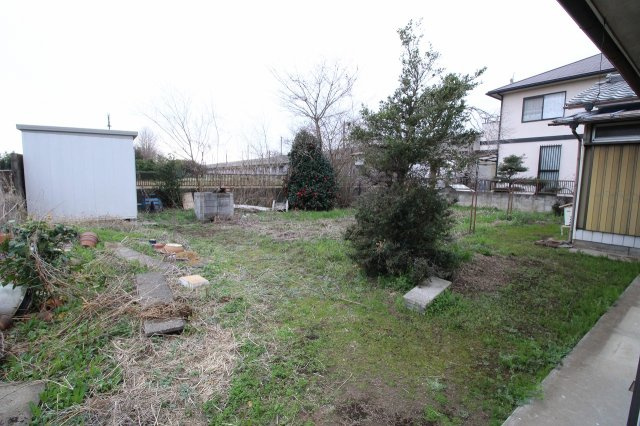 小山市羽川の庭|南側にはゆとりあるお庭スペースが広がり、陽当たりも良好。ガーデニングや家庭菜園、お子様の遊び場としても活用できる、暮らしを豊かにする“自分だけの庭”です。