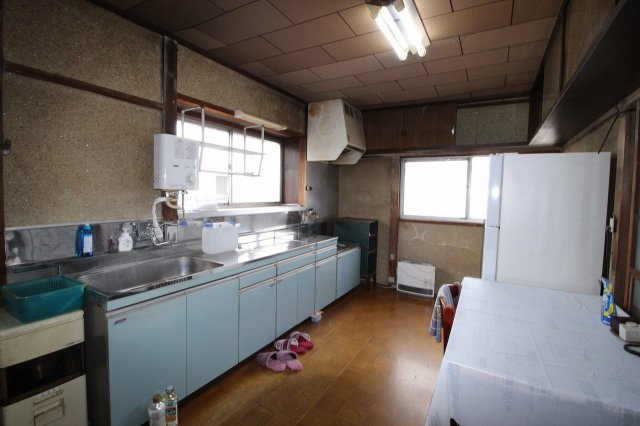 小山市羽川のキッチン|7.5帖のダイニングキッチンは、ゆとりある横長レイアウト。大きな窓から光が入り、明るく開放的な空間で毎日の家事も気持ちよくこなせそうです。作業スペースもしっかり確保されています◎