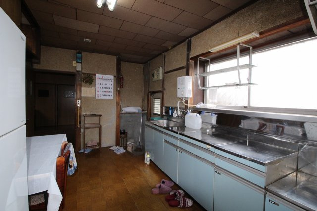 小山市羽川のキッチン|キッチンと居室がつながる配置で、家族とのコミュニケーションも取りやすい間取り。レトロながら収納が豊富で、必要な機能がしっかり備わった使いやすいキッチンです。