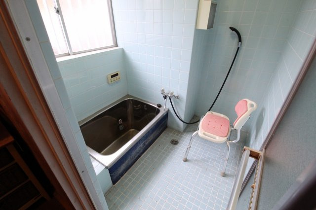 小山市羽川の浴室|昔ながらのステンレス製浴槽は保温性が高く、浴槽も深いので、冬でも体の芯まで温まります。