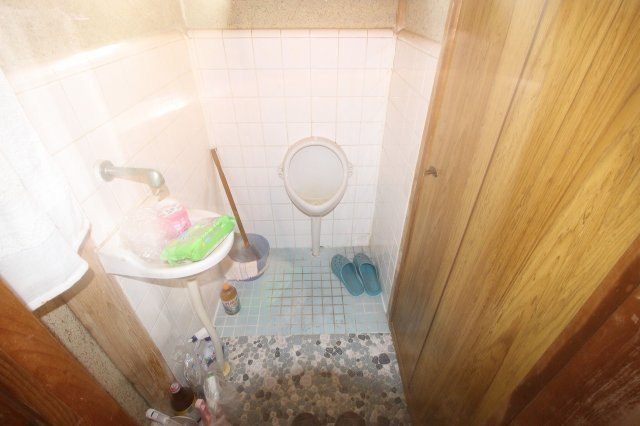 小山市羽川のトイレ|和式トイレですが、タイル床で洋式へのリフォームもスムーズ。昭和の趣を残した空間は、レトロ好きな方にもおすすめです◎
