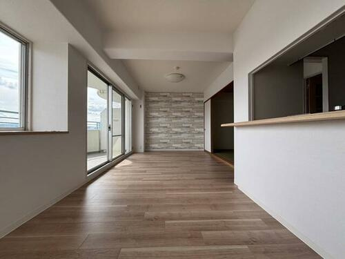 ディオフェルティ枚方の居間・リビング|LDK11.5帖　アクセントクロス
■物件内覧・資金計画相談・住宅ローン相談、リフォーム相談、お問合せ受付中■
※当日・翌日のご内覧、ご相談はお電話でのお問合せがスムーズです！