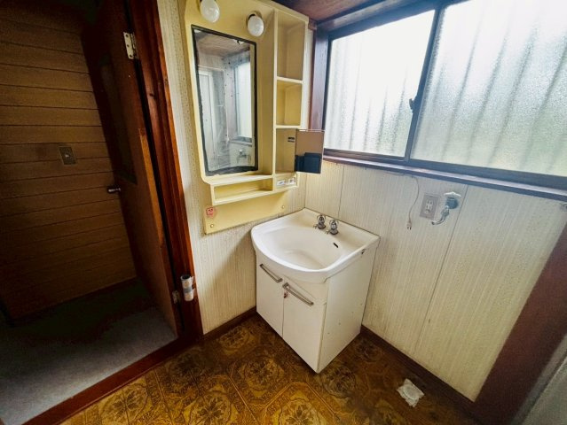 北葛飾郡杉戸町　空き家　中古物件の独立洗面台