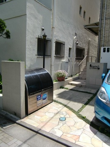 グリーンハイム代沢のエントランス|■敷地内ゴミ置き場