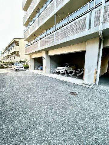 パインコート江坂Ⅰの駐車場