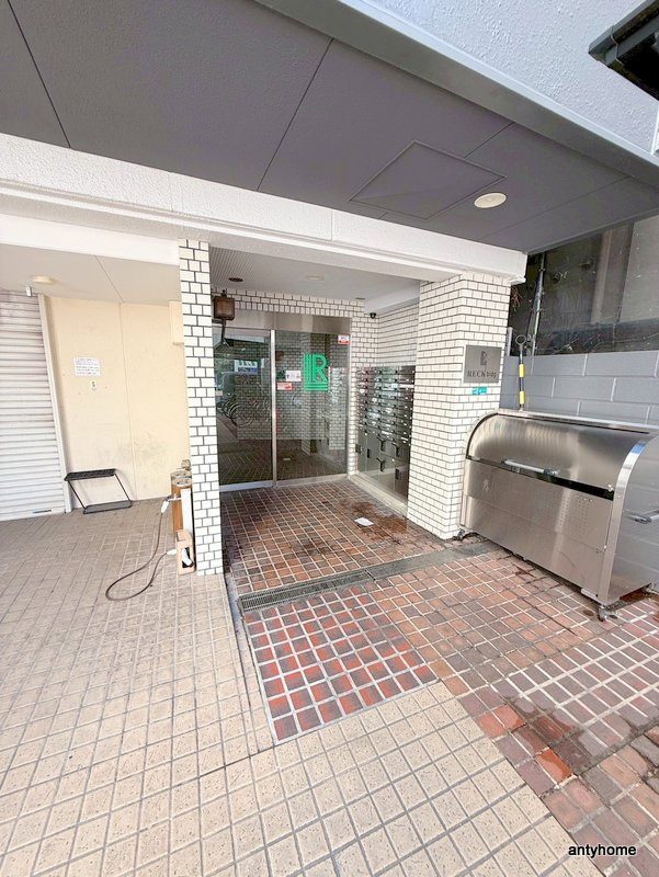 レック難波ビル　仲介手数料無料のエントランス