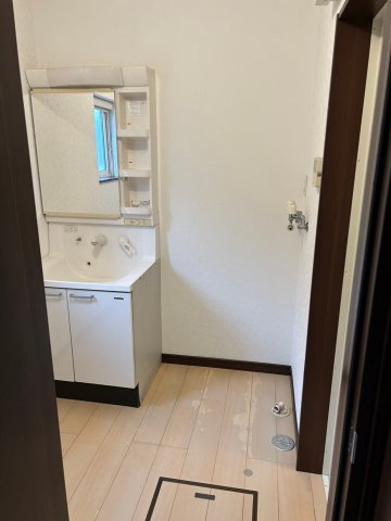 中古住宅　帯広市西13条北8丁目の独立洗面台