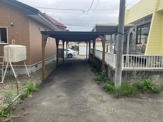 中古住宅　帯広市西13条北8丁目の駐車場