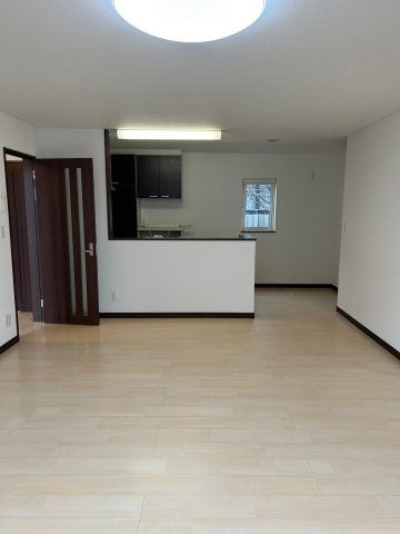 中古住宅　帯広市西13条北8丁目の居間・リビング