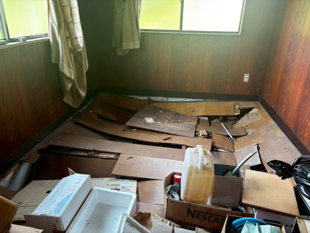 栃木市岩舟町静　診療所跡地の洋室|西側一部屋床が抜けております