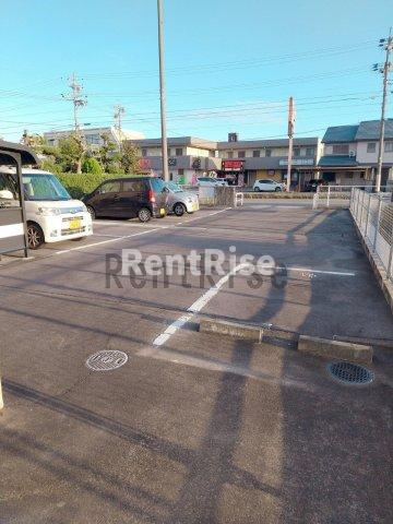 ウエストビレッジマーサの駐車場