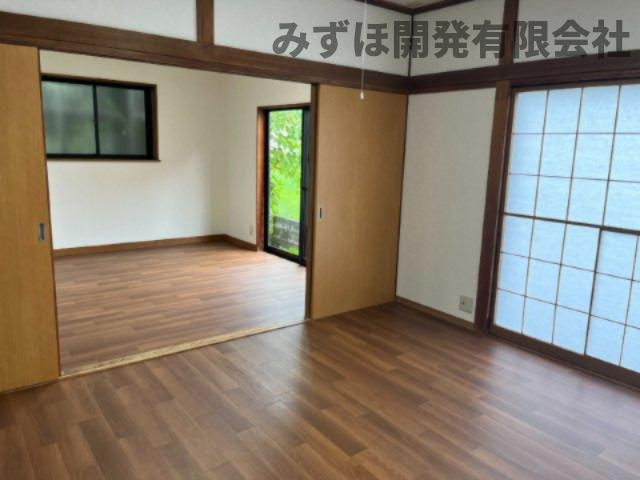 米沢市中央二丁目3-27の洋室|※天井と壁のクロス、床クッションフロアを貼替済みです。奥のダイニングとも大きな扉でつながっているので、リビングとしての使い方も可能です。