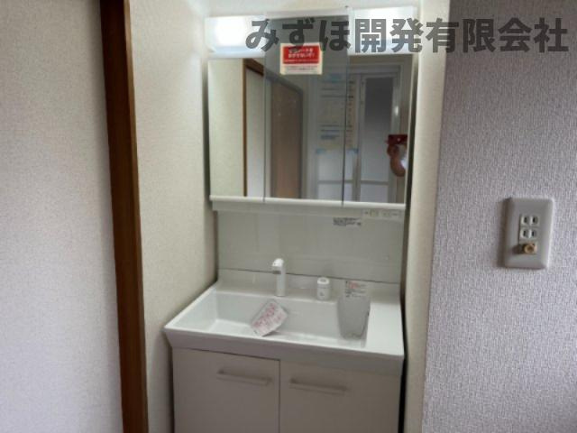 米沢市中央二丁目3-27の独立洗面台|※リフォーム済みの三面鏡付き洗面化粧台です。