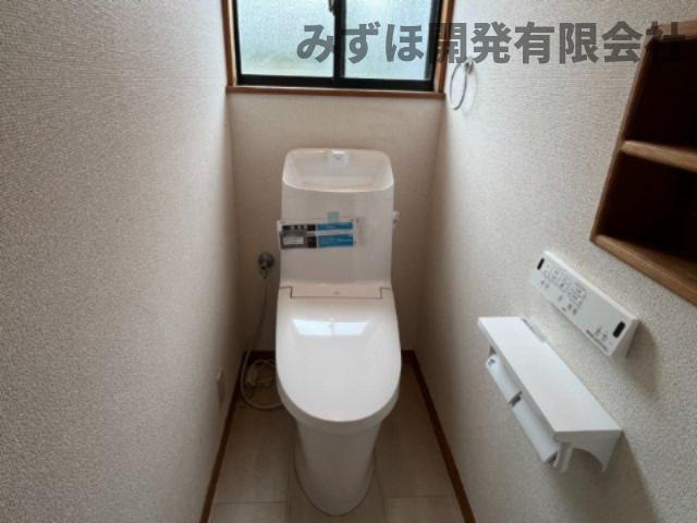 米沢市中央二丁目3-27のトイレ|※リフォーム済みのゆったりとしたトイレです。毎日使う衛生器具は新品交換がうれしいですね。