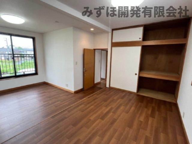 米沢市中央二丁目3-27の洋室|※天壁クロス・床CFリフォーム済みです。襖も張り替えています。