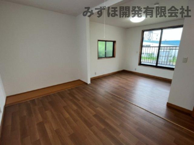 米沢市中央二丁目3-27の洋室|※天井・壁クロス・床CF貼替。照明器具も交換し、明るい雰囲気になっています。