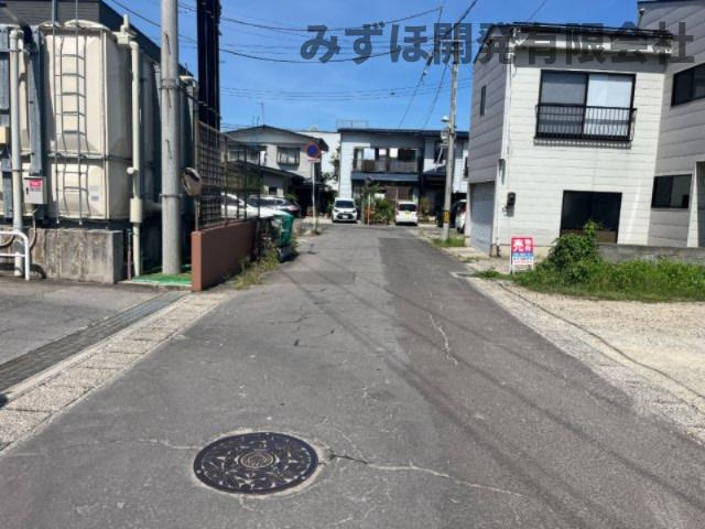 米沢市中央二丁目3-27の前面道路含む現地写真|前面道路幅は5.7ｍあります。