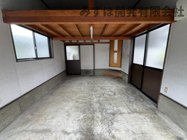 米沢市中央二丁目3-27のその他|インナーガレージ内部です。玄関ホールにつながっていますので急な雨でも濡れずに宅内へ入ることができます。