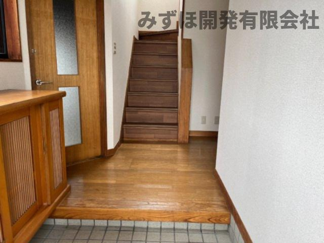 米沢市中央二丁目3-27の玄関|左手の扉からインナーガレージへとつながります。