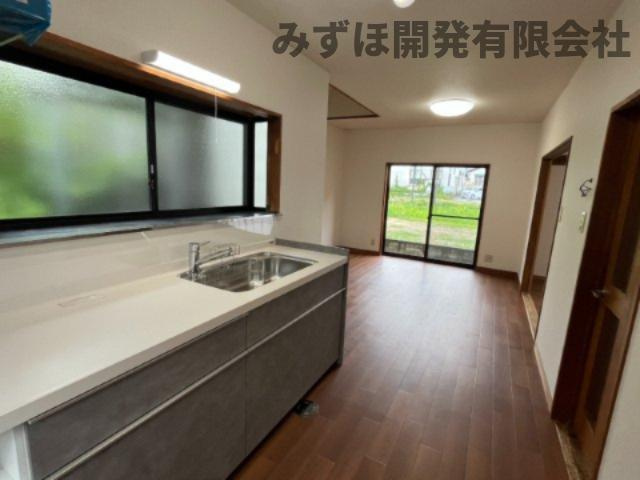 米沢市中央二丁目3-27のキッチン|天井・壁クロス・床のクッションフロアを貼り替え照明器具も新品交換しています。雰囲気がとても明るいですね。