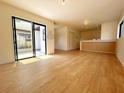 【居間・リビング】 | 【KEIAI STYLE】国分寺市北町５期 | お料理やお茶の準備をしながらリビングが見渡せる対面式キッチン